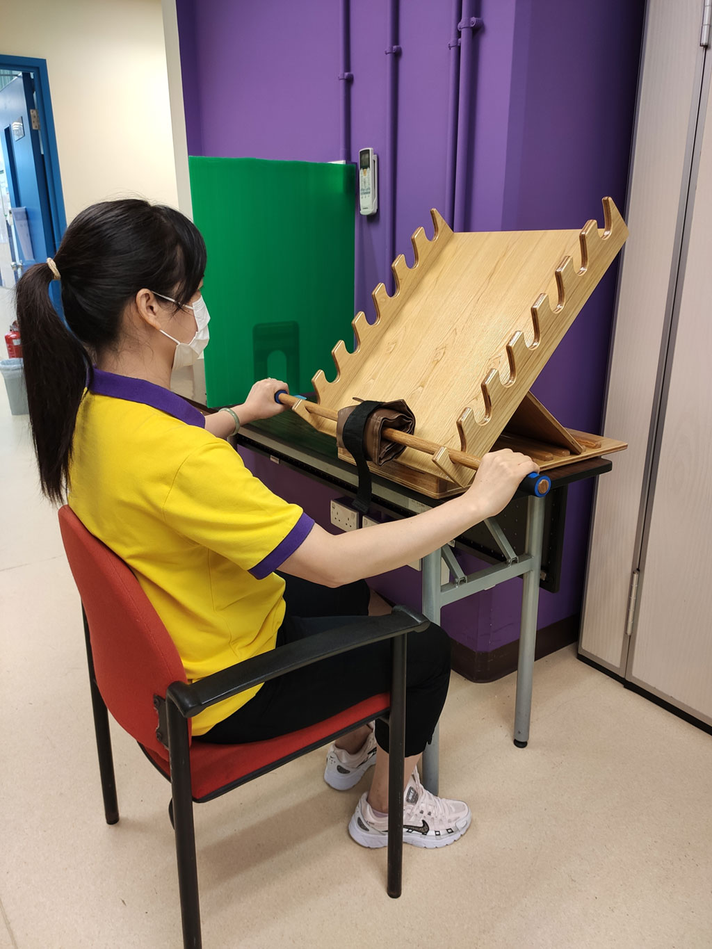 再向麥理浩夫人中心捐贈善款及復(fù)康器材