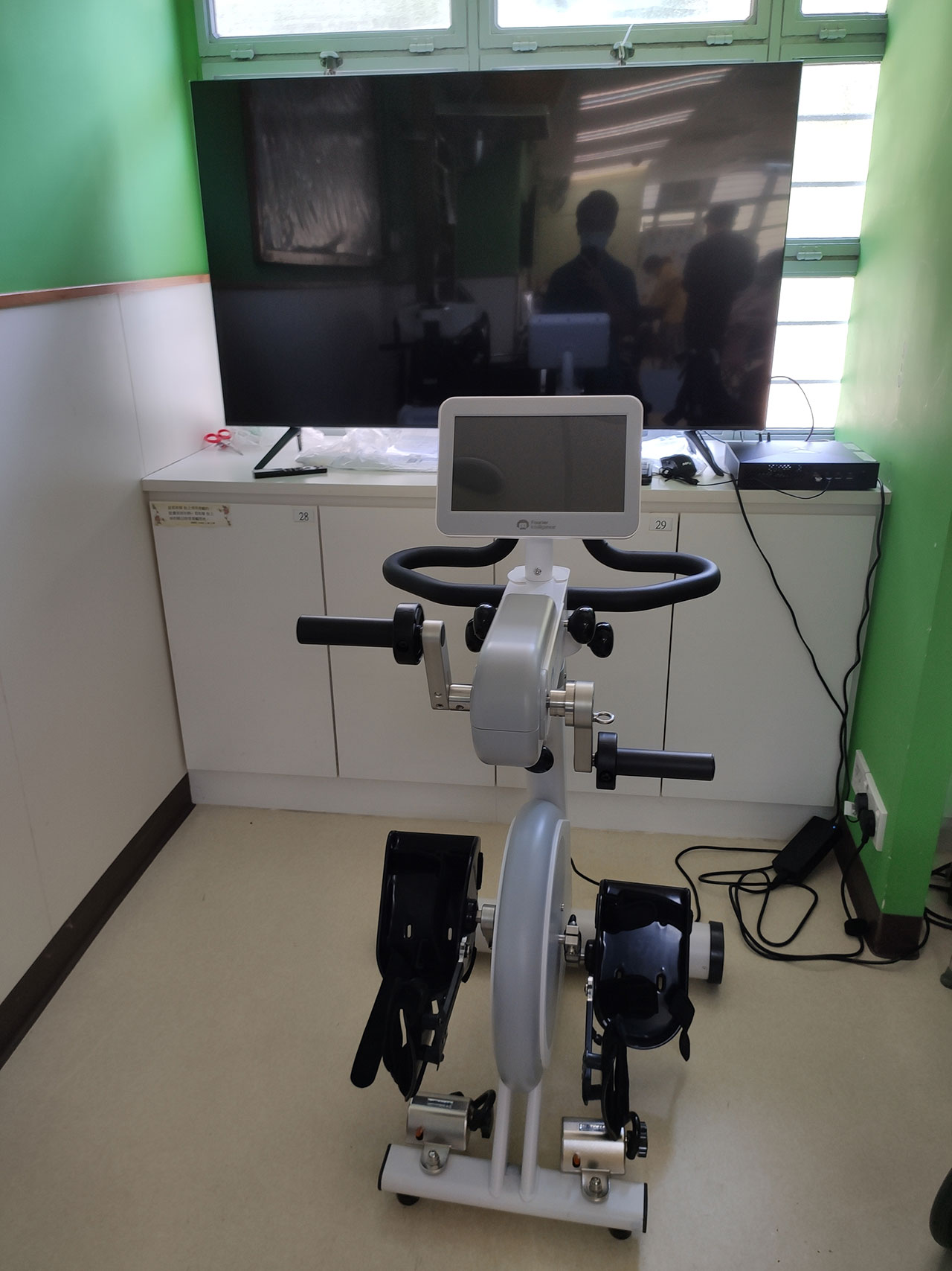 再向麥理浩夫人中心捐贈復(fù)康儀器材